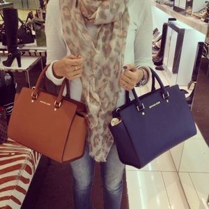 🆕 {Michael Kors} • navy blue medium Selma satchel